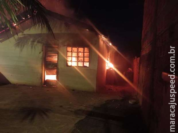 Casa é incendiada e homem linchado após espancar enteados no Portal Caiobá Casa é incendiada e homem linchado após espancar enteados no Portal Caiobá