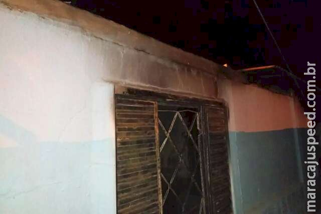 Casal é retirado inconsciente de residência em chamas Casal é retirado inconsciente de residência em chamas