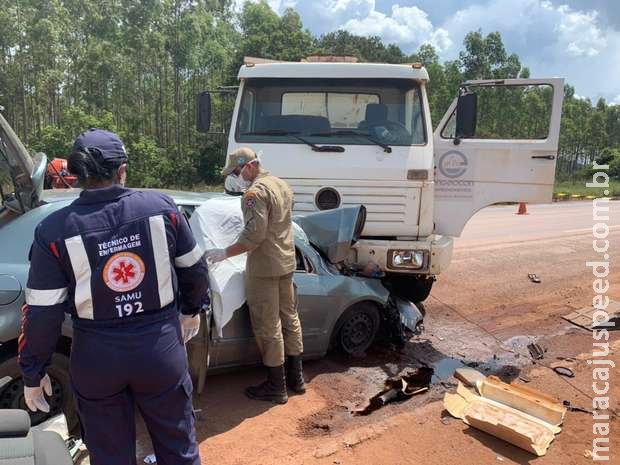 Casal morre em batida entre carro e caminhão na BR-262