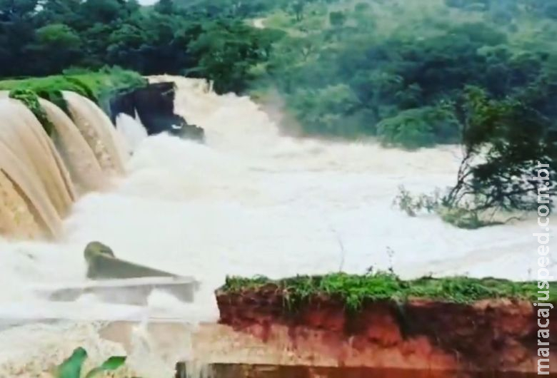 Com risco de rompimento de barragem, moradores deixam suas casas em MG Com risco de rompimento de barragem, moradores deixam suas casas em MG