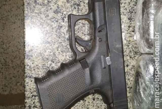 Denúncia leva polícia a casa de traficante ‘Pagode’ e arma roubada de bombeiro é encontrada Denúncia leva polícia a casa de traficante ‘Pagode’ e arma roubada de bombeiro é encontrada