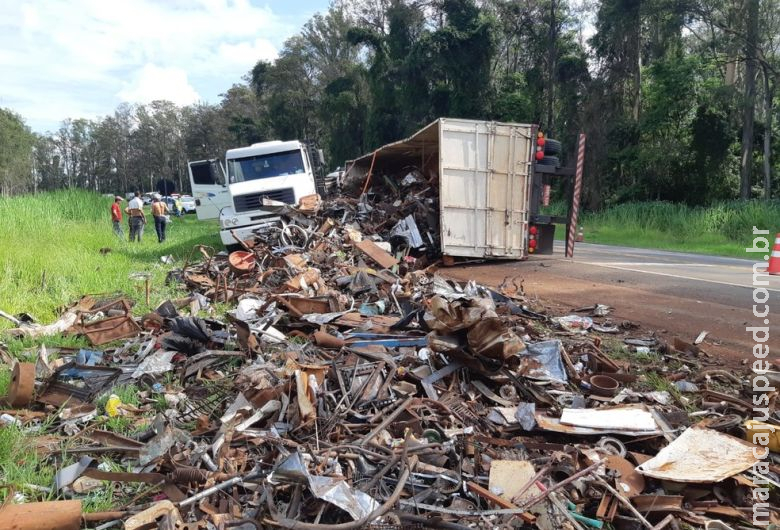 Douradense fica ferido após tombar caminhão carregado com sucata em rodovia de SP Douradense fica ferido após tombar caminhão carregado com sucata em rodovia de SP