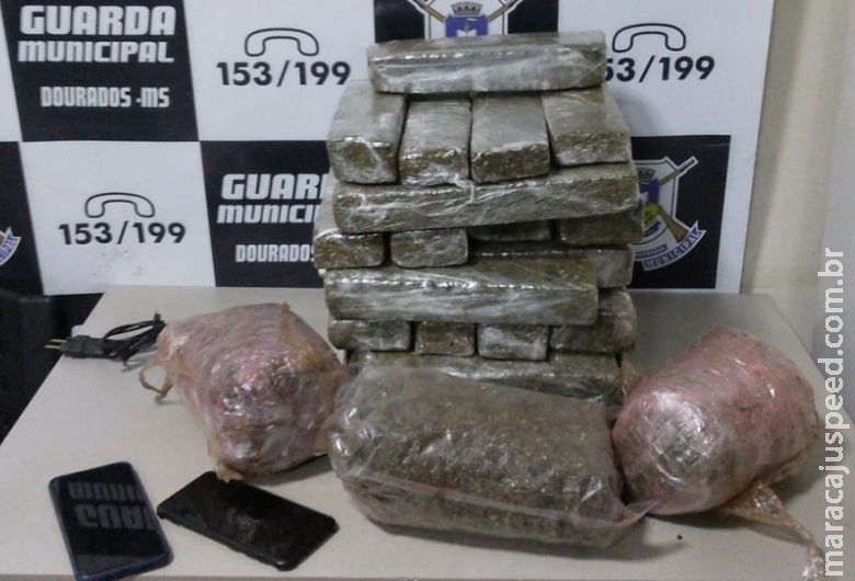 Dupla é flagrada com maconha e 