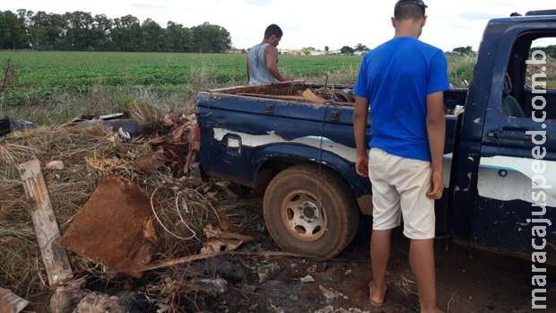 Dupla é presa despejando lixo em terreno baldio de Campo Grande Dupla é presa despejando lixo em terreno baldio de Campo Grande