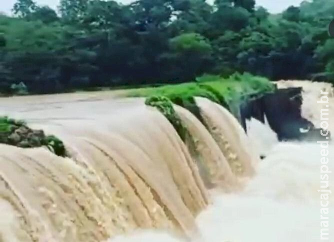 Em MG, população é orientada a deixar casas por risco de rompimento de barragem Em MG, população é orientada a deixar casas por risco de rompimento de barragem