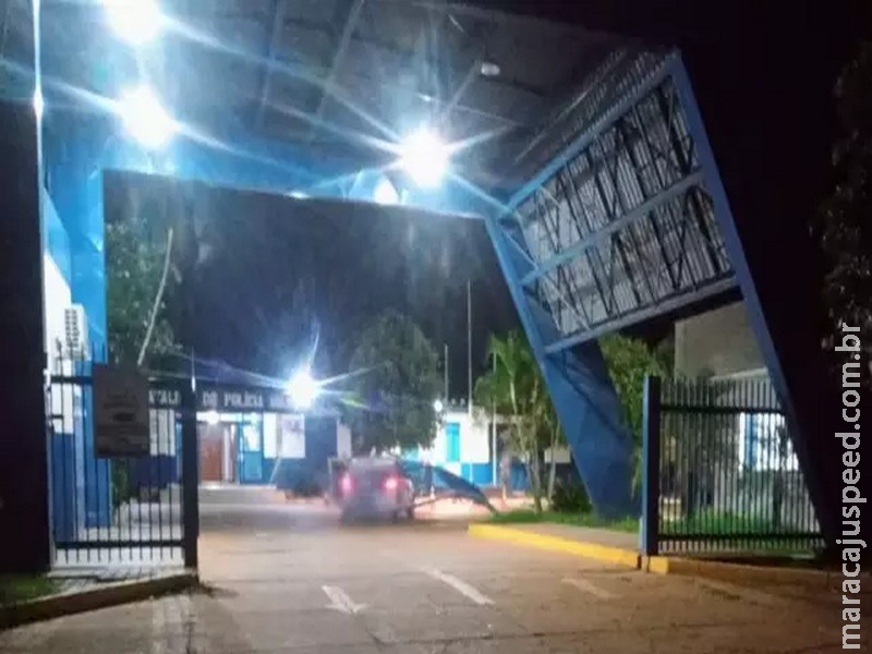 Em surto, radialista é preso após invadir Batalhão da PM com carro roubado Em surto, radialista é preso após invadir Batalhão da PM com carro roubado