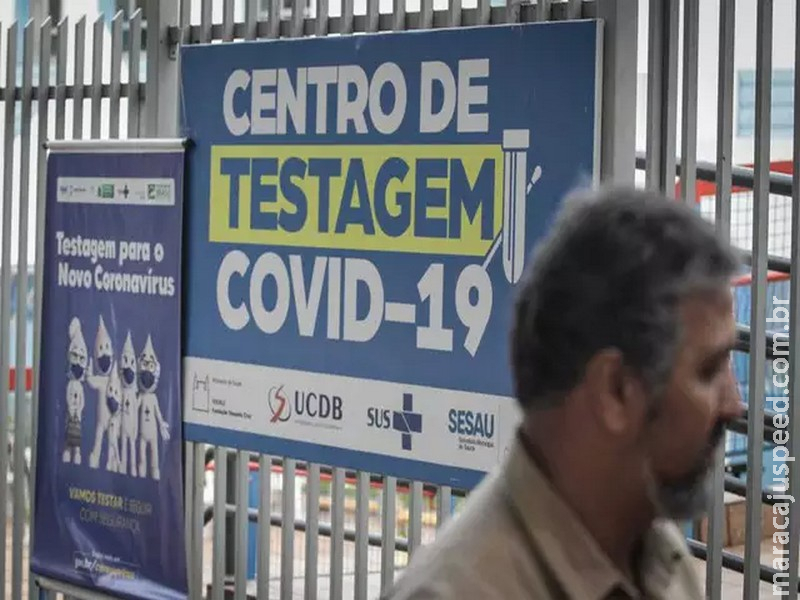 Fila de testagem dobra esquinas e pacientes madrugam no local para fazer exame Fila de testagem dobra esquinas e pacientes madrugam no local para fazer exame