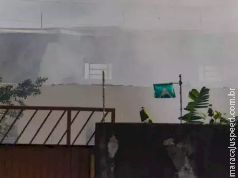 Galpão pega fogo e labaredas altas assustam vizinhos em MS Galpão pega fogo e labaredas altas assustam vizinhos em MS