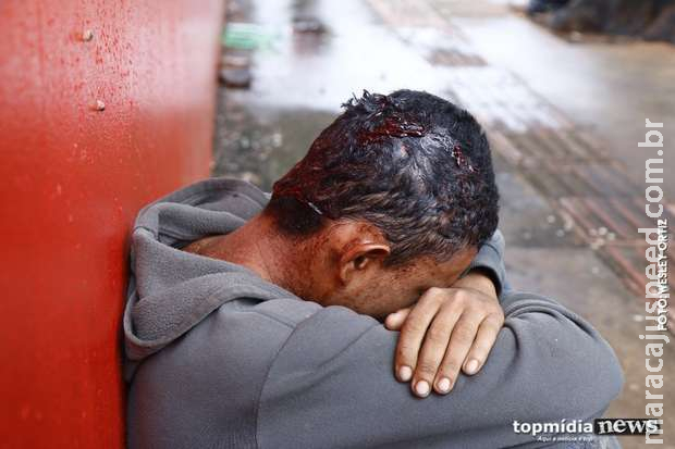 Homem é espancado e diz que não é Homem é espancado e diz que não é