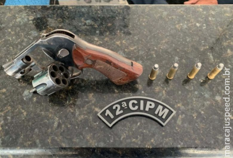 Homem é flagrado dormindo ao lado de arma em via pública Homem é flagrado dormindo ao lado de arma em via pública