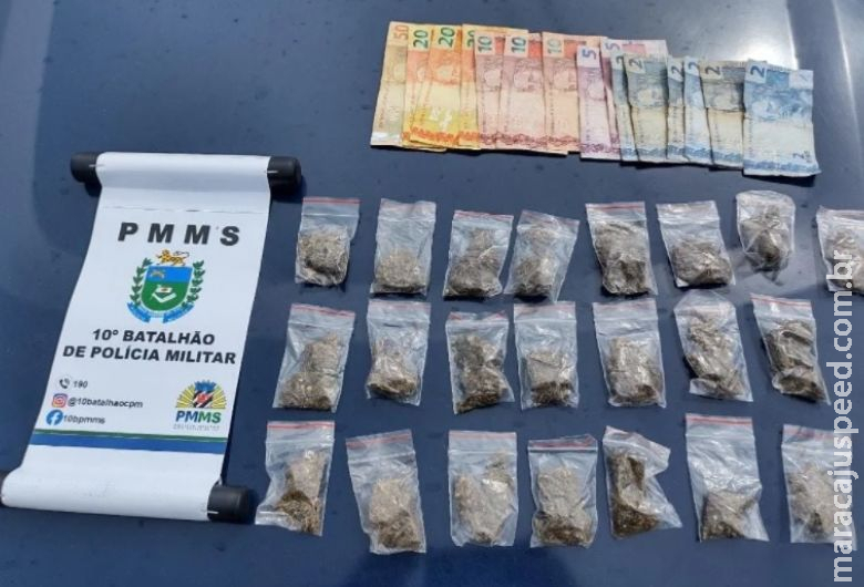 Homem é flagrado escondendo drogas em lixeira