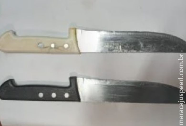 Homem é preso por ameaçar os pais com faca Homem é preso por ameaçar os pais com faca