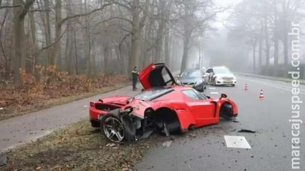 Homem faz test-drive com Ferrari de R$ 16 milhões e arrebenta carro em árvore na Holanda Homem faz test-drive com Ferrari de R$ 16 milhões e arrebenta carro em árvore na Holanda