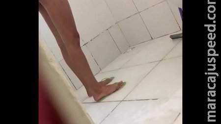 Idoso de 68 anos espiou uma mulher de 41 anos no banho e terminou apanhando do marido Idoso de 68 anos espiou uma mulher de 41 anos no banho e terminou apanhando do marido
