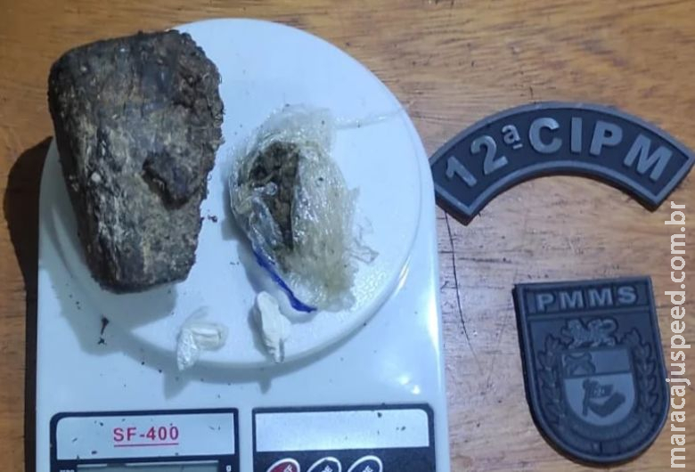 Irmãos são presos por tráfico de drogas após serem flagrados em praça Irmãos são presos por tráfico de drogas após serem flagrados em praça