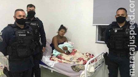 Mãe dá à luz em casa e consegue reanimar bebê após orientação de PM por telefone Mãe dá à luz em casa e consegue reanimar bebê após orientação de PM por telefone