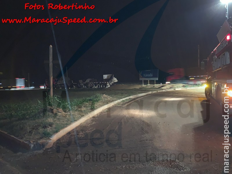 Maracaju: Corpo de Bombeiros atendem ocorrência de tombamento de carreta carregada com milho na BR-267 Maracaju: Corpo de Bombeiros atendem ocorrência de tombamento de carreta carregada com milho na BR-267