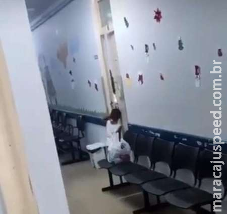 Médica obriga mãe a deixar um dos filhos sozinho em corredor Médica obriga mãe a deixar um dos filhos sozinho em corredor