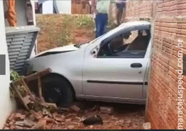 Moradores tentam linchar motorista que atropelou pedestre e invadiu casa em MS Moradores tentam linchar motorista que atropelou pedestre e invadiu casa em MS