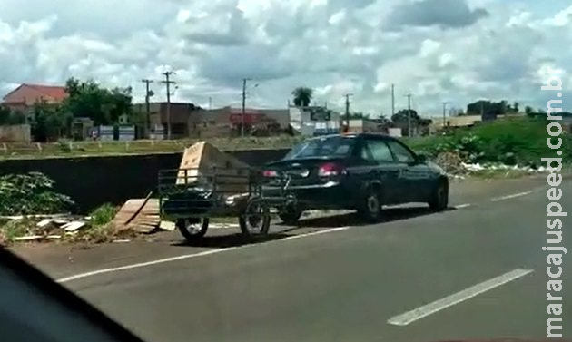 Motorista flagra descarte ilegal de lixo na Ernesto Geisel Motorista flagra descarte ilegal de lixo na Ernesto Geisel