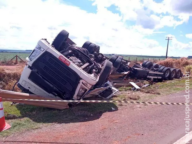 Motorista morre após bater em guard rail e tombar caminhão em rodovia Motorista morre após bater em guard rail e tombar caminhão em rodovia