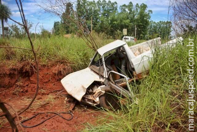Motorista perde controle da direção e Saveiro capota em estrada vicinal Motorista perde controle da direção e Saveiro capota em estrada vicinal