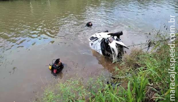 Mulher cai com carro em rio e escapa da morte em Goiás Mulher cai com carro em rio e escapa da morte em Goiás
