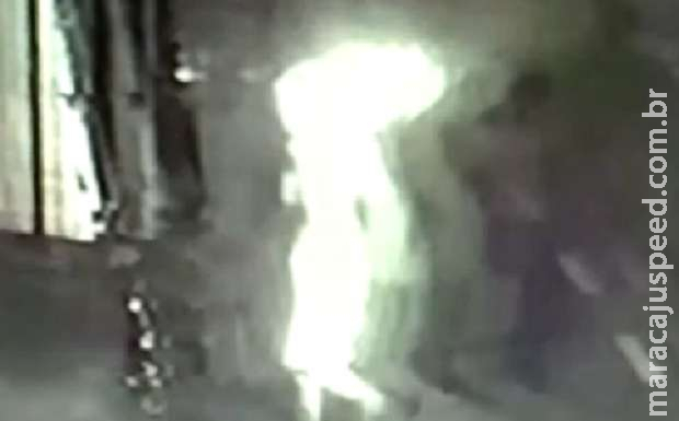 Mulher corre na rua com corpo em chamas no Pará Mulher corre na rua com corpo em chamas no Pará