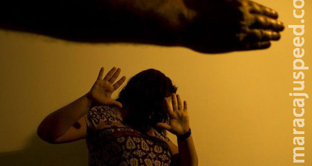 Mulher é agredida com socos no rosto pelo marido 