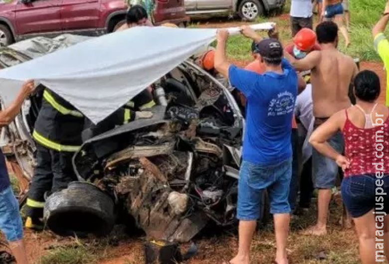 Mulher é socorrida em estado grave após colisão entre carro e carreta