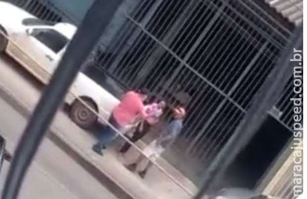 Patrão atira contra filha do funcionário após discussão Patrão atira contra filha do funcionário após discussão
