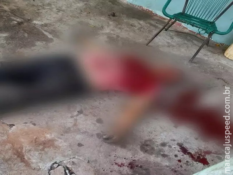 Pistoleiros executam mecânico e colocam fogo em carro usado no crime Pistoleiros executam mecânico e colocam fogo em carro usado no crime