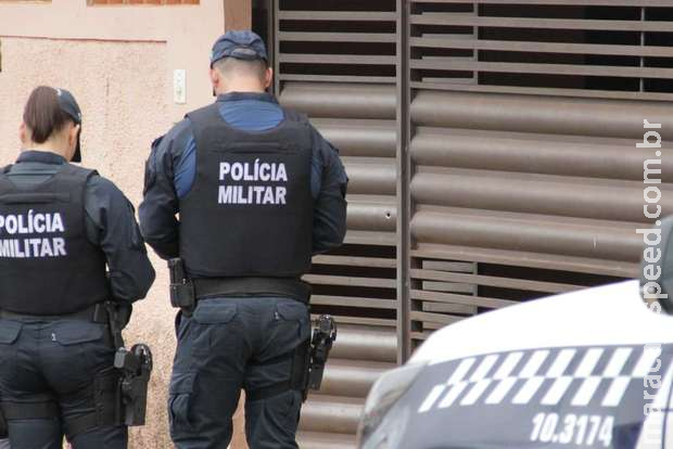 Policiais são xingados por homem após serem chamados para conter briga entre tio e sobrinho Policiais são xingados por homem após serem chamados para conter briga entre tio e sobrinho