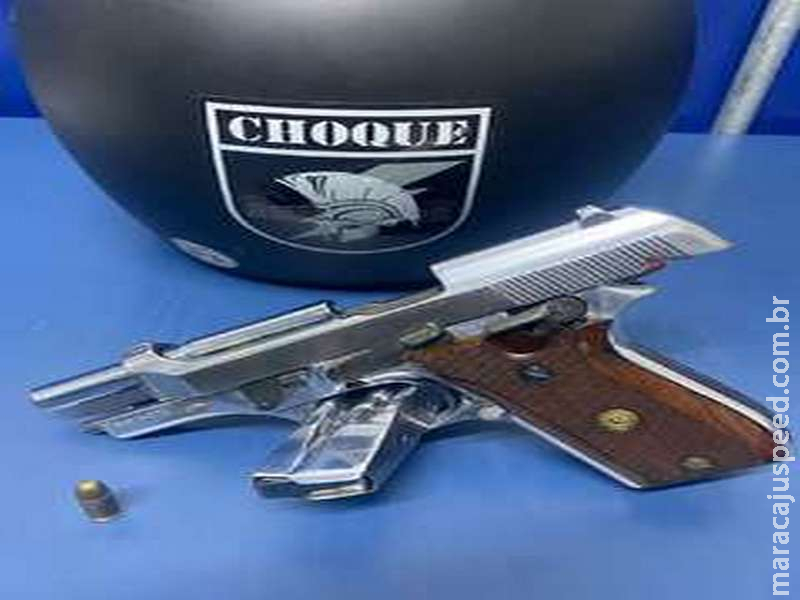 Rapaz é preso passeando com pistola na Duque de Caxias Rapaz é preso passeando com pistola na Duque de Caxias