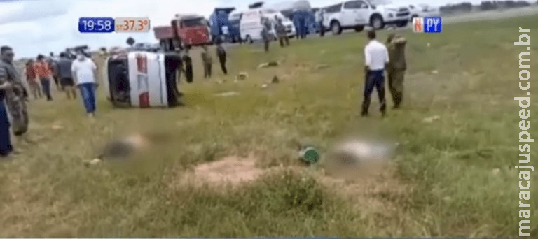 Van capota em estrada e 8 pessoas morrem; entre elas dois bebês