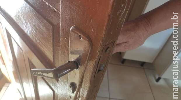 Vizinho tenta arrombar porta de jovem que teme ser estuprada e pede socorro Vizinho tenta arrombar porta de jovem que teme ser estuprada e pede socorro