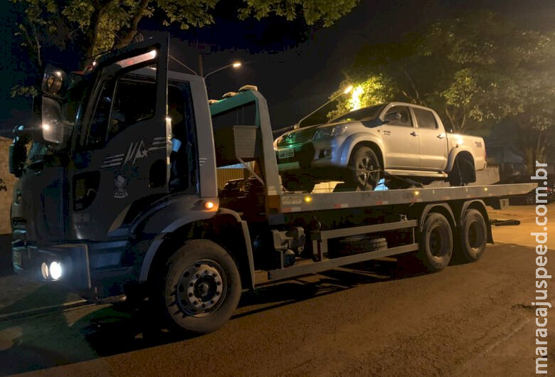 Assaltantes agridem e amarram vítimas para roubar caminhonete e acabam detidos Assaltantes agridem e amarram vítimas para roubar caminhonete e acabam detidos