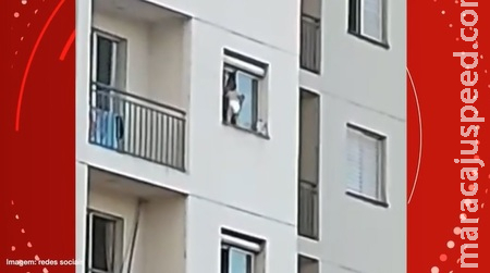 Bebê é flagrado pendurado em janela no 5º andar e vizinhos alegam negligência Bebê é flagrado pendurado em janela no 5º andar e vizinhos alegam negligência