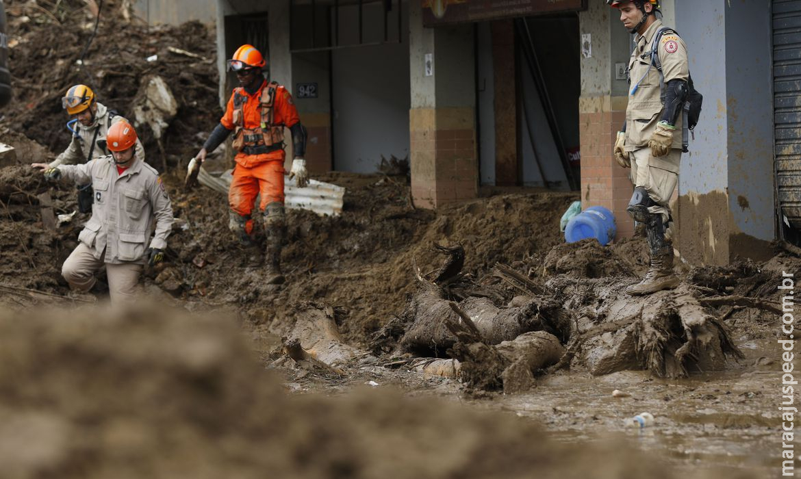 Bombeiros atualizam número de mortos em Petrópolis para 176 Bombeiros atualizam número de mortos em Petrópolis para 176