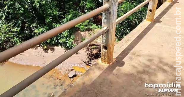 Bombeiros socorrem jovem que pulou de ponte no Colibri Bombeiros socorrem jovem que pulou de ponte no Colibri