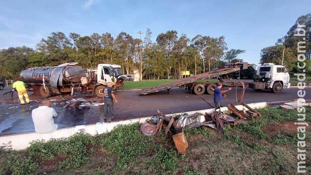 Caminhão carregado com leite sofre acidente duas vezes no mesmo dia em MS Caminhão carregado com leite sofre acidente duas vezes no mesmo dia em MS