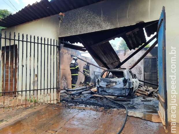 Carro em garagem pega fogo e quase destrói residência no São Jorge da Lagoa