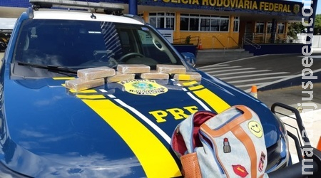 Casal é preso com mochilas recheadas de maconha dentro de ônibus em Sidrolândia Casal é preso com mochilas recheadas de maconha dentro de ônibus em Sidrolândia