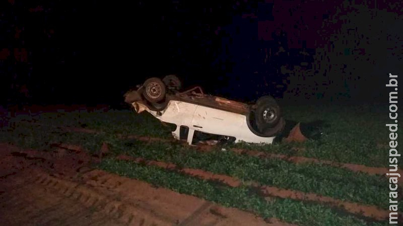 Casal é socorrido após carro capotar e parar às margens da MS-473 Casal é socorrido após carro capotar e parar às margens da MS-473