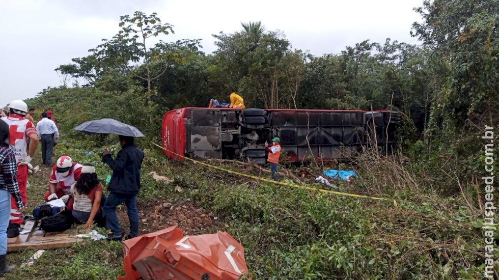 Colisão entre ônibus e caminhão deixa 8 mortos e 15 feridos no México