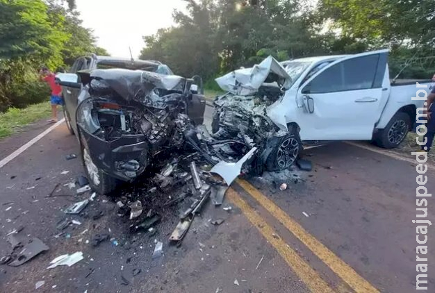 Colisão frontal entre caminhonetes mata um e fere 9