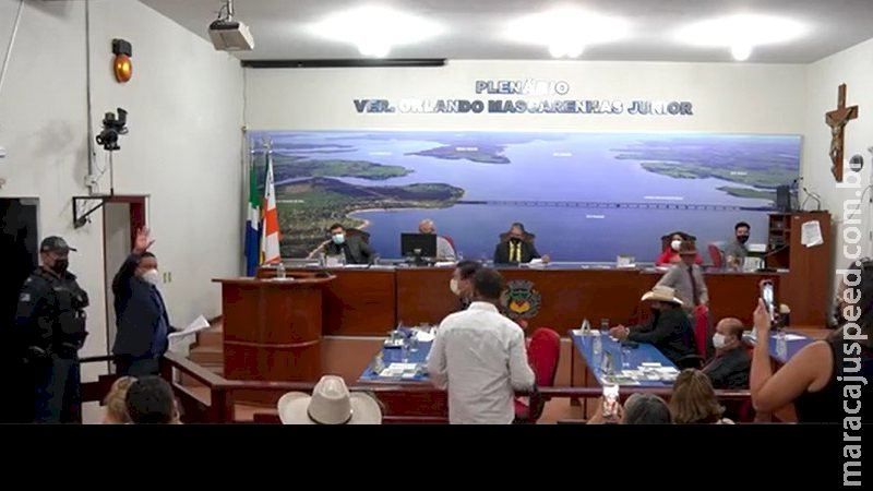 Confusão em Câmara termina com advogado dando voz de prisão a vereadores Confusão em Câmara termina com advogado dando voz de prisão a vereadores