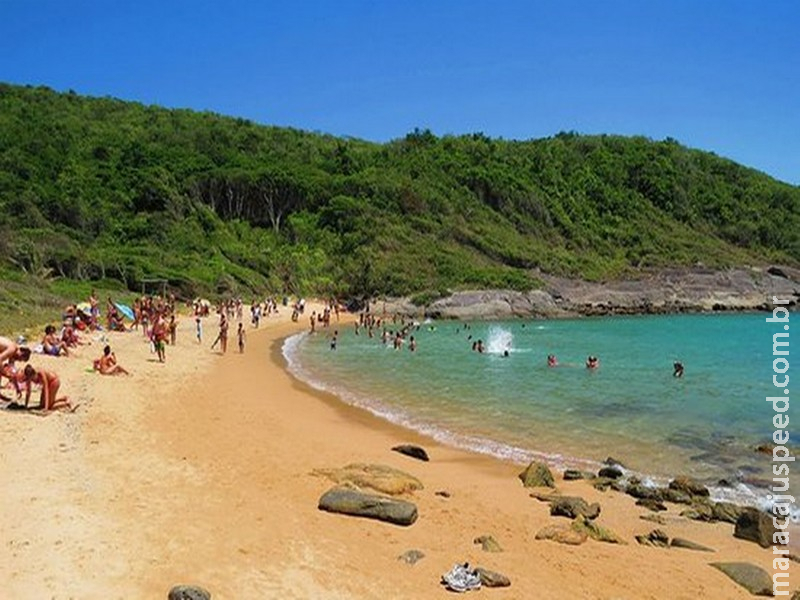 ES: Jovem acorda com a barriga aberta em praia e polícia investiga o caso