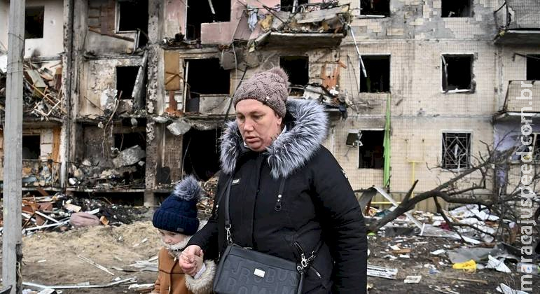 Forças russas chegam a Kiev; há registros de tiros e explosões