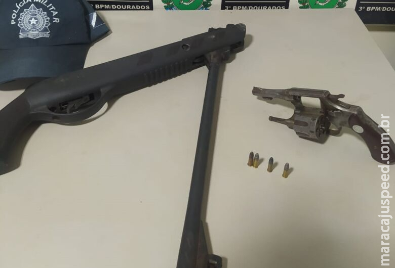 Homem é preso com arma de fogo após trancar esposa para fora de casa Homem é preso com arma de fogo após trancar esposa para fora de casa